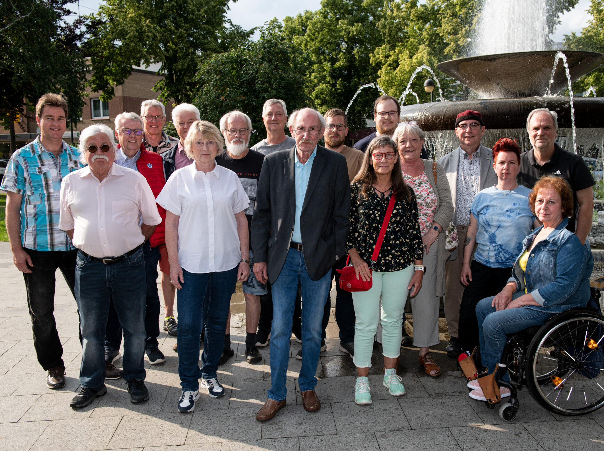 Gruppenfoto der Unabhängigen Espelkamp vor dem Rathaus in Espelkamp